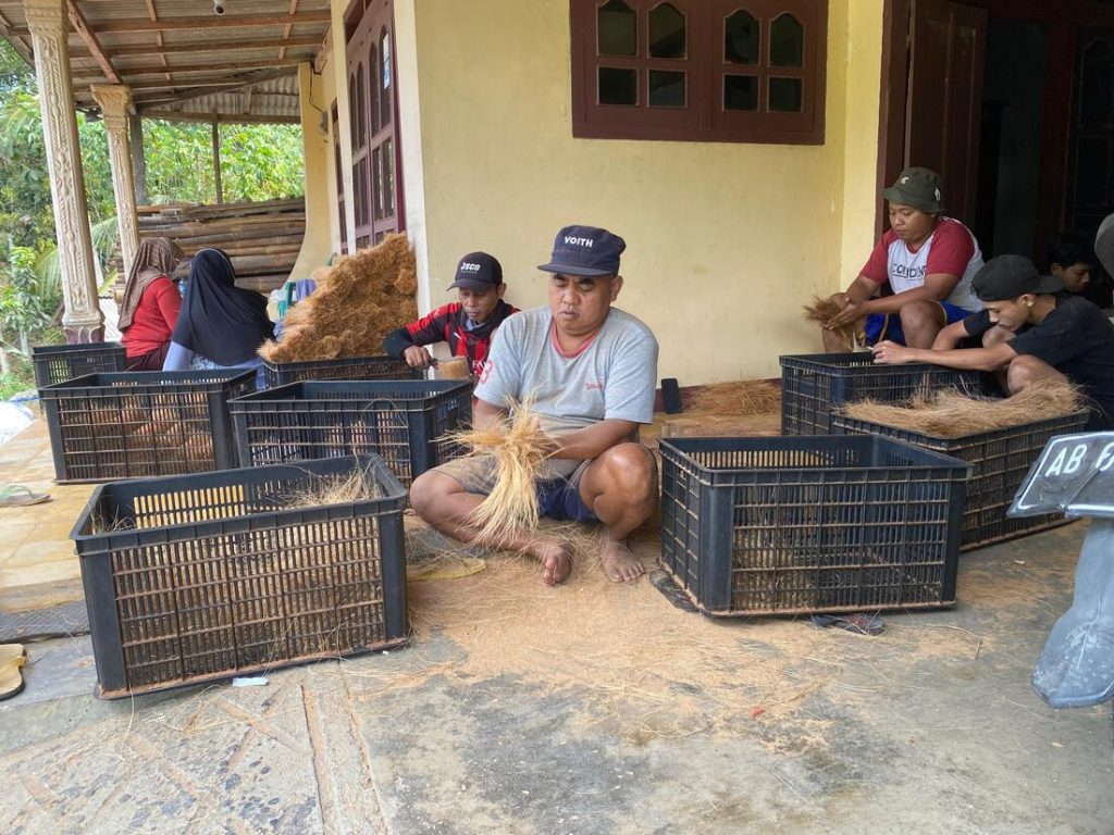 proses pengikatan cocobristle(2)